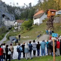 Ob zaključku projekta so trak prerezali ob obnovljenem vodnem viru v Predjami
 