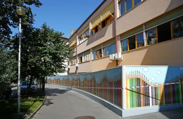 Nova ograja je na obeh straneh poslikana, prijetna je tudi za otroške oči   