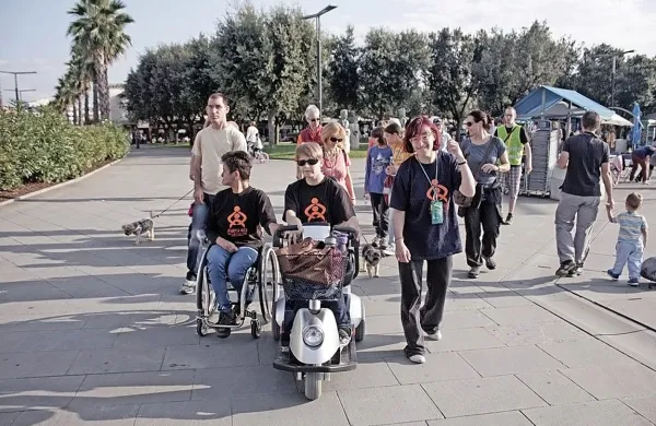 Hendikepirani so v družbi še kako prisotni. S trdo voljo in pogumom lahko uspešno premagujejo vsakdanje ovire in živijo izpolnjeno življenje.