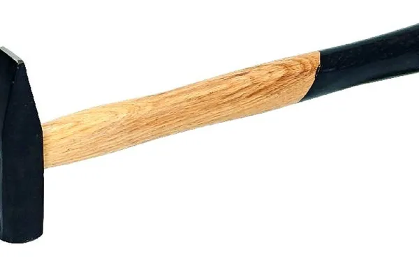 Ženski grozil s kladivom