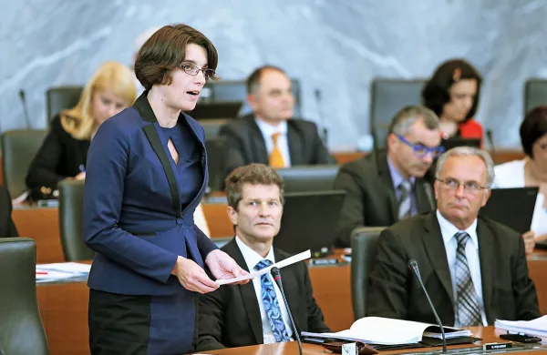  Odločitev glede poslanskega mandata prvaka SDS Janeza Janše bodo do četrtka, ko bo o tem odločala mandatno-volilna komisija, sprejele poslanske skupine
