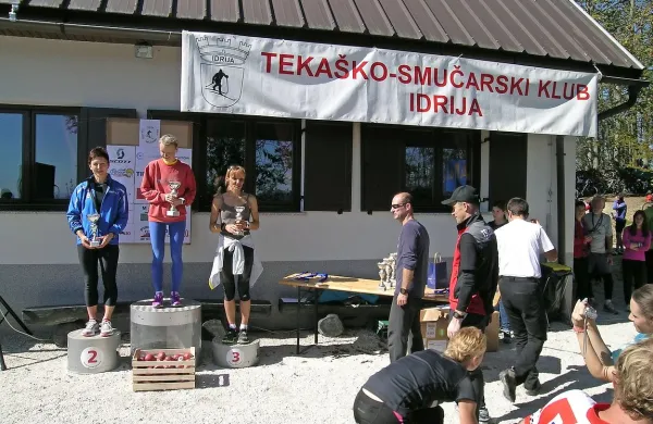 Med dekleti so na Hleviše najhitreje pritekle (z leve) Mihaela Tušar, Sergeja Lipušček in Marta Švigelj