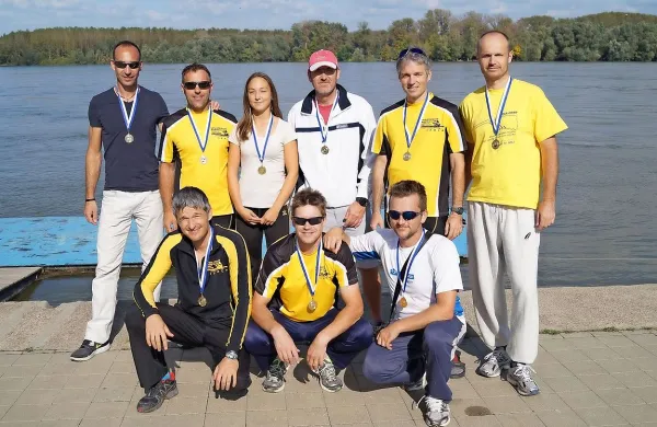 Z leve:  Erik Tul, Vladimir Apollonio, krmarka Matilda iz Vukovarja, Tone Pleša, Matjaž Pavlin, Gregor Nemec, čepijo pa Boštjan Pavlin, Igor Krulčič in Gorazd Jamnik 