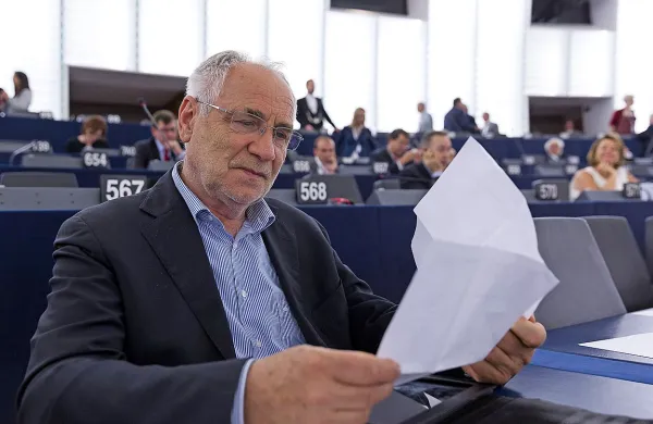 Evropski poslanec Ivo Vajgl je poslal ločeni pismi slovenskim in hrvaškim kolegom, v katerih je zelo kritičen zaradi njihovega odnosa do komisarske kandidatke Alenke Bratušek