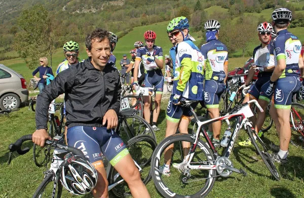 Olimpijec Valter Bonča (v vetrovki)  je prav v Drežniških Ravnah pred 35 leti prvič dirkal za Kolesarski klub Soča 