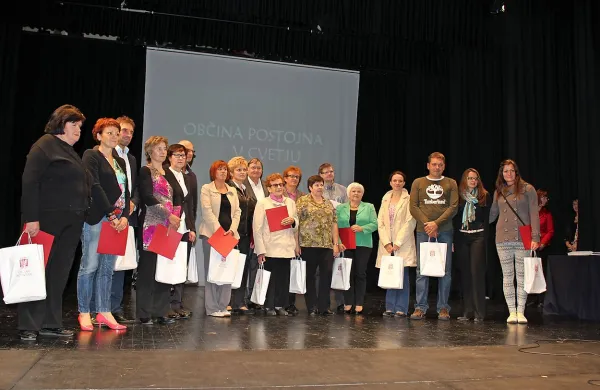 Nagrajenci akcije Občina Postojna v cvetju na priložnostni prireditvi v postojnskem kulturnem domu