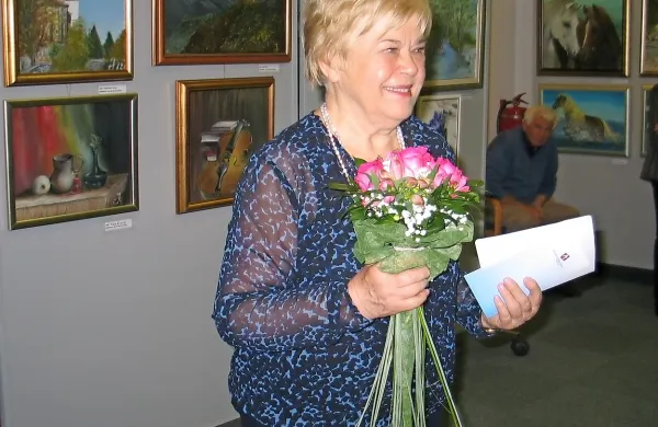 Jadranka Savič med svojimi slikami, ki jih je postavila na ogled v knjižnici Makse Samsa
