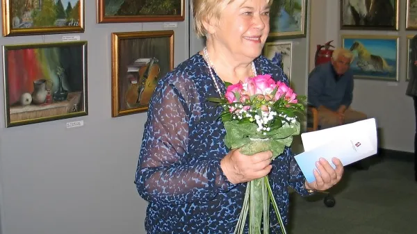  Jadranka Savič med svojimi slikami, ki jih je postavila na ogled v knjižnici Makse Samsa