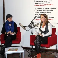 Brigita Grmek Pirjevec (desno) v pogovoru s Patricijo Dodič na predstavitve knjige v Kosovelovi spominski sobi v Sežani, ki je tako prvič po spomladanski prenovi zaživela kot prireditveni prostor