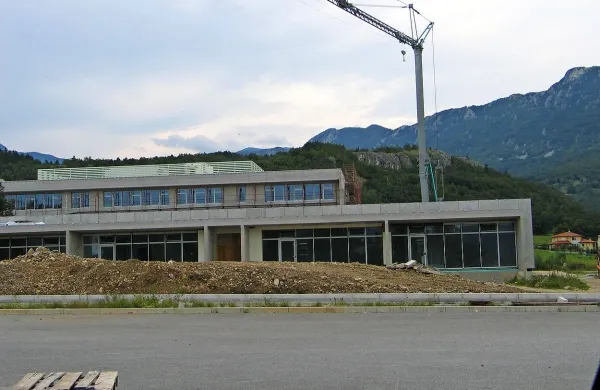  Gradbišče šole je že slab mesec dni prazno, občina pa se s stečajnim upraviteljem dogovarja, ali oziroma kako nadaljevati gradnjo 