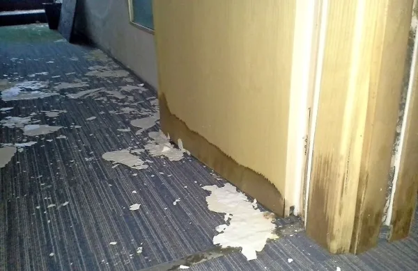 Zaradi zamakanja se je  vlaga zažrla v stene, omet odpada ... 