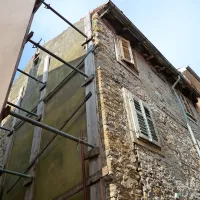 Statiko stavbe so najbrž ogrozili že z  obnovo komunalne infrastrukture leta 1994. Kasneje so jo  preventivno podprli z  nosilci, nameščenimi na  objekt  na Koprski 17   