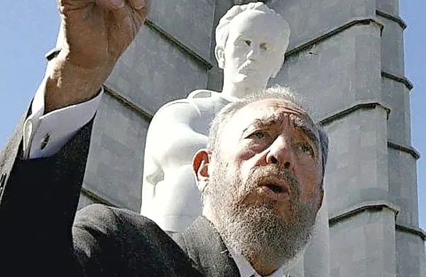 Nekdanji kubanski voditelj Fidel Castro je obtožil zvezo Nato, da načrtuje “uničevalno vojno” proti Rusiji