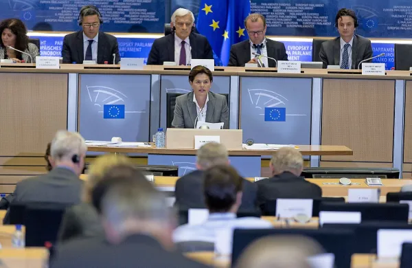 Do  zagovora Alenke Bratušek v Bruslju so kritični tudi v Sloveniji