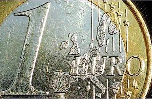 Tečaj evra se bo do leta 2017 znova spustil pod mejo enega dolarja, so  napovedali v  Deutsche Bank