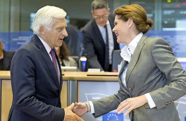 Alenka Bratušek v ponedeljek pred zaslišanjem, ko je še imela razlog za dobro voljo 