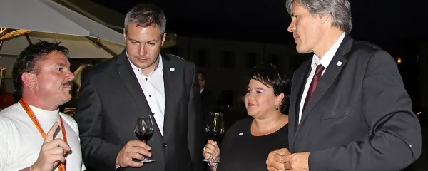 Mitja Butul z Manžana med vneto razlago slovenskemu ministru Dejanu Židanu ter njegovi 
nizozemski kolegici in francoskemu kolegu (z leve)