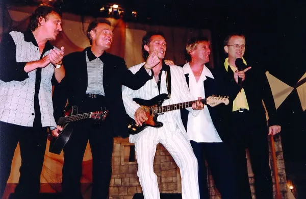 Faraoni na festivalu Melodije morja in sonca leta 1997, ko so zmagali s popevko Kar je res, je res