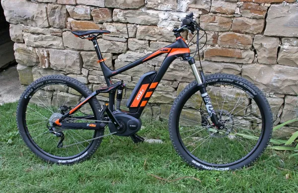 Polno vzmeteno gorsko kolo KTM macina race: izziv ali potuha?