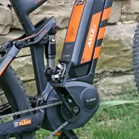 Skrivnost tiči v elektromotorju in zmogljivi bateriji