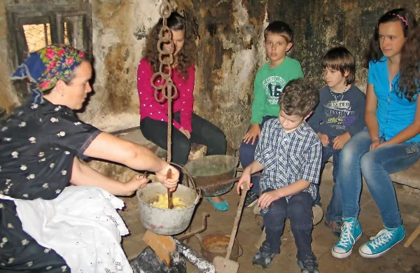 V Šćurinovi hiši v Jelšanah je ohranjeno sto let staro ognjišče, kjer so se zbirali člani družine. Tokrat le za fotografijo.