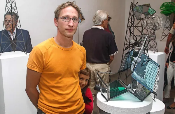 Kipar Boštjan Drinovec na odprtju razstave v galeriji Meduza 