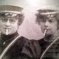 Portret znane fotografinje Helene Hofmann (levo) s prijateljico, okoli 1900, zasebna zbirka  