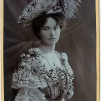 Helen Hofmann: Portret dame v studiu, 1907, zasebna zbirka. 