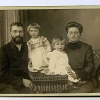 Anton Jerkič: družinska fotografija, okoli 1900, zbirka Antonelle Galarotti