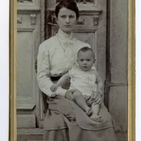 Atelje Weiss: Portret ženske z otrokom, 1910, zasebna zbirka