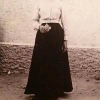 Anton Jerkič: Portret ženske v tradicionalnem goriškem oblačilu na prostem, okoli 1900, zbirka Jurka Lapanje)