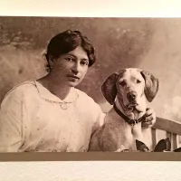 P. Resen: portret Lucie Gorian resen s psičko Lillo, okoli 1914, zbirka Clelie Resen Cassanego   