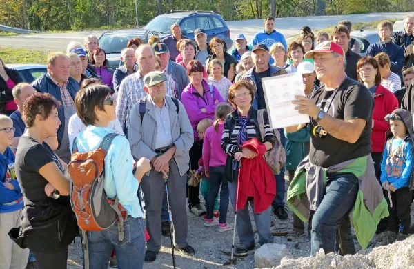 Množica na ogledu ostankov železnice iz prve vojne v Godoviču, ki naj bi s pomočjo LAS dobila trdno mesto v turistični ponudbi