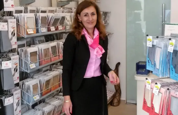 Anita Dželilović je  Koprčane razveselila z novo trgovino, saj je v centru Kopra poslej spet možno kupiti nogavice 