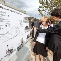 Ministrica za okolje in prostor Irena Majcen in direktor DOPPS  Damijan Denac sta si skupaj ogledala načrte za nove objekte v Škocjanskem zatoku