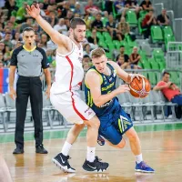Slovenska nogometna reprezentanca je na drugi tekmi kvalifikacij za evropsko prvenstvo 2016 v Mariboru premagala Švico z 1:0 