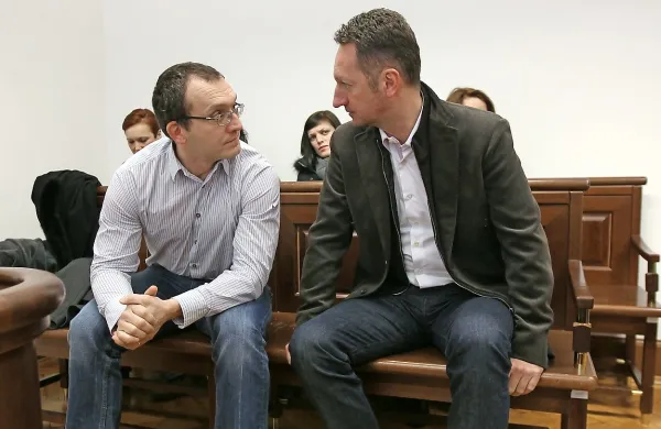 Sojenje novinarju Novici Mihajloviću (levo) in Borisu Popoviču je spet na začetku