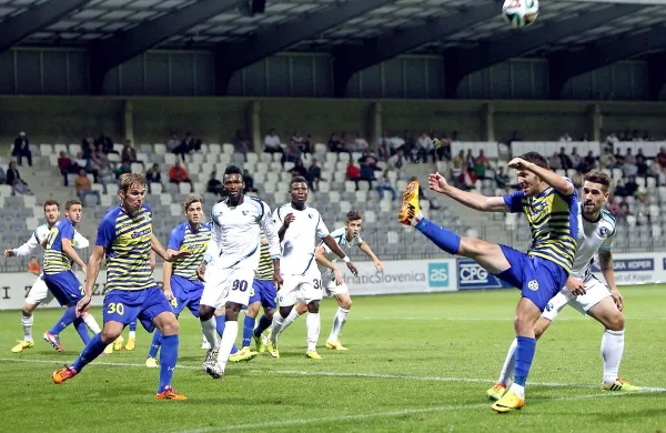Nogometaši Gorice (v belem) so v pokalu izločili Veržej, v četrtfinalu  jih čaka Luka Koper (rumeno-modri) 