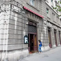 V kavarno na vogalu med Carduccijevo in Donizettijevo ulico  zahajajo tudi mladi   