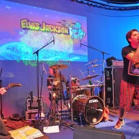 Prvega v nizu letošnjih nastopov Radia Live so “uprizorili” Elvis Jackson