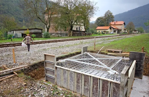 Medtem ko so v Kanalu prebivalci Kolodvorske ceste začasno preprečili začetek postavljanja stolpa, so delavci temelje v Plavah že postavili