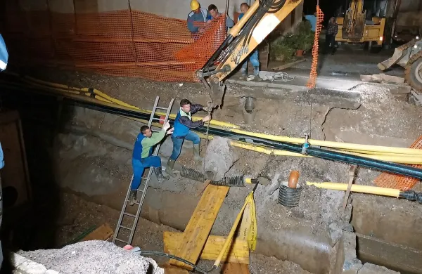 Na gradbišču je prišlo do poškodbe cevi plinovoda, a plin ni uhajal in večje nevarnosti k sreči ni bilo