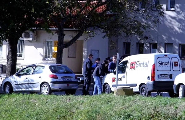 Dalibor Kojadinović je na ponovnem sojenju priznal, da je pred štirimi leti v Črni Kal pripeljal poštna roparja 
