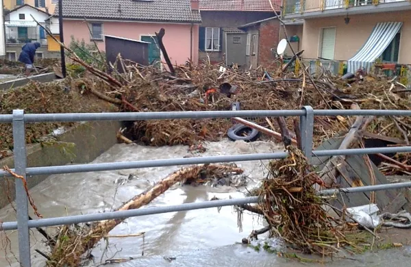  Genovo so ponoči prizadele poplave, ki so povzročile veliko  škodo. Ena oseba je izgubila življenje.
