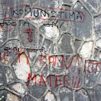 Mostarsko pokopališče občasno obiščejo vandali, ki nad grobovi pokopanih puščajo svoje nekulturne sledi 
