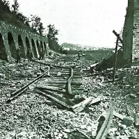 Italijanski topništvo in letalstvo sta  začeli sistematično rušiti Gorico. Na fotografiji  proga v okolici Gorice, ki jo je topništvo uničilo  že prvi dan vojne.
