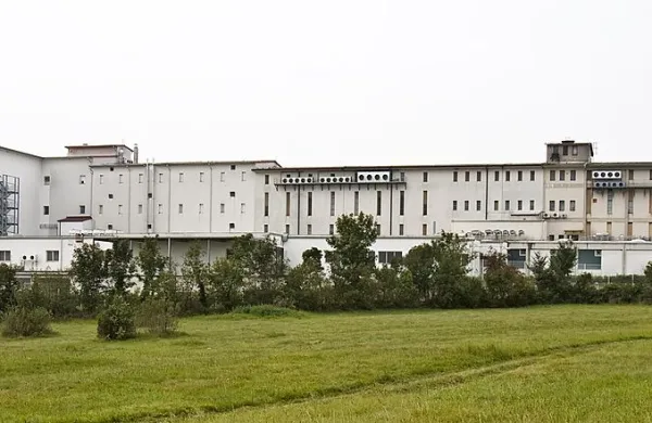 Pršutarna Krasa Sežana v Šepuljah - zaradi nje se Kraški zidar in Kras vzajemno tožita za milijon evrov  