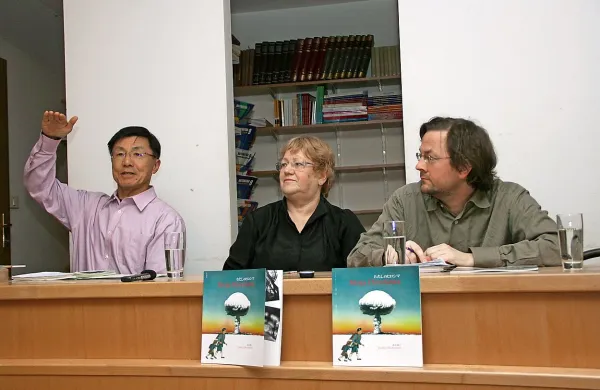 Predstavnik mesta in univerze v  Hirošimi Shin-Ichi Uye, članica Slovenske nacionalne Unescove komisije  Alenka Malej in založnik Gašper Malej so tudi v Kopru predstavili slikanico, s pomočjo katere bodo lahko osnovnošolci  bolje ponotranjili