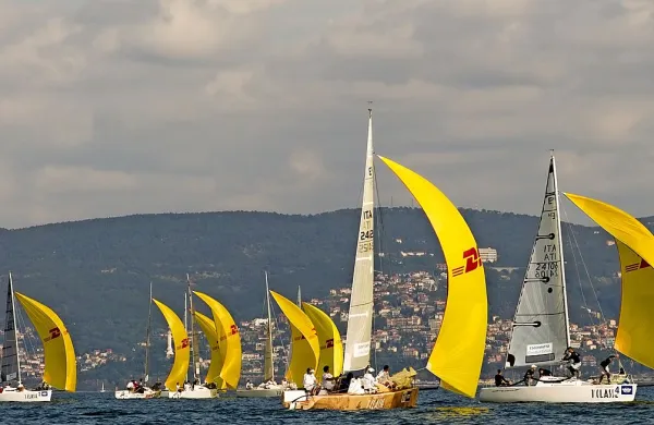 Ekipe lanskoletnih zmagovalcev Barkolane v vseh 14 kategorijah so se včeraj pred Trstom pomerile na monotipih Este   24