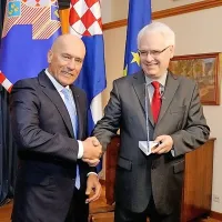 Igor Simčič (levo)   je bil včeraj pri hrvaškem predsedniku Ivu Josipoviću, ki je podprl projekt Esimit Europa